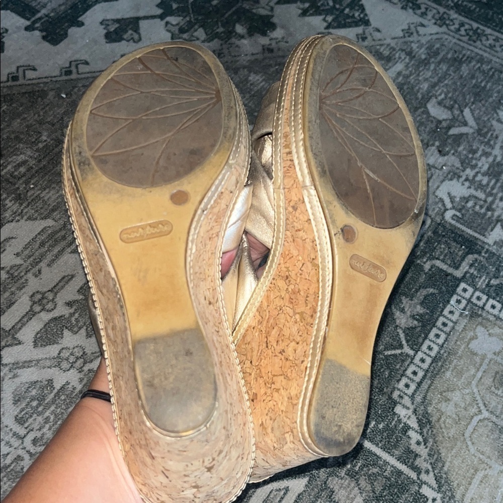 Nurture women’s Elegant gold leather Wedge Sandals size 7 - Picture 7 of 7